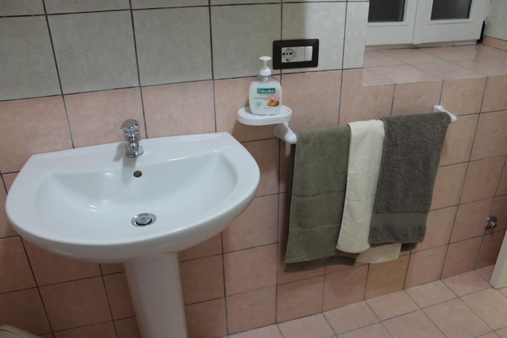 B&B Il Poggetto Serra SantʼAbbondio Zimmer foto
