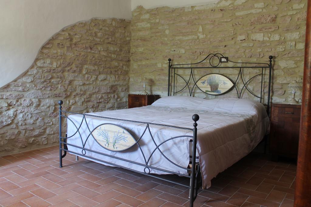B&B Il Poggetto Serra SantʼAbbondio Zimmer foto