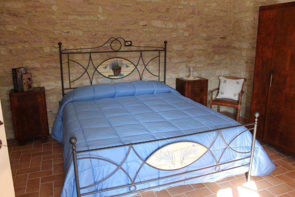 B&B Il Poggetto Serra SantʼAbbondio Zimmer foto