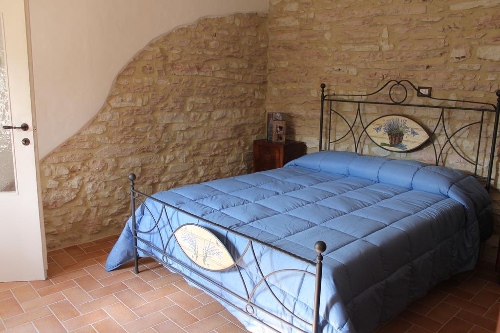B&B Il Poggetto Serra SantʼAbbondio Zimmer foto